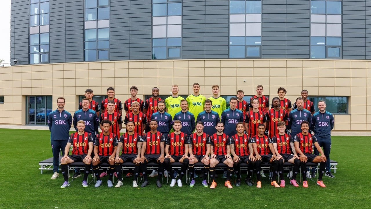 Spelers en staf van Bournemouth poseren samen op hun trainingscomplex