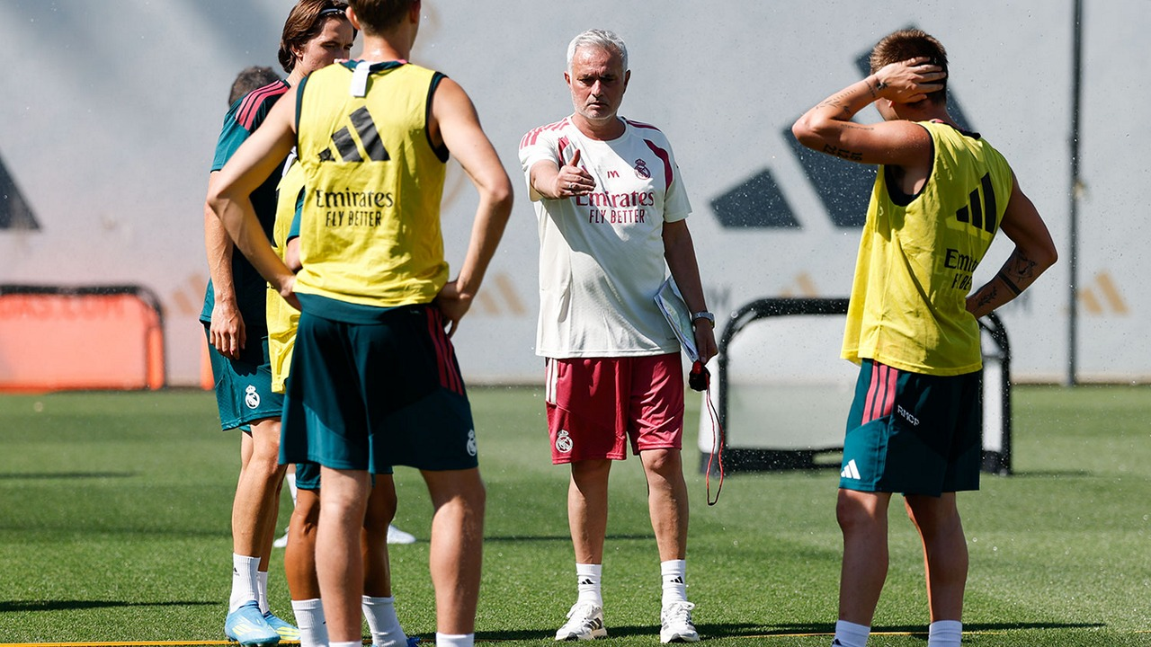 Jose Mourinho spreekt met Real Madrid-spelers tijdens de training