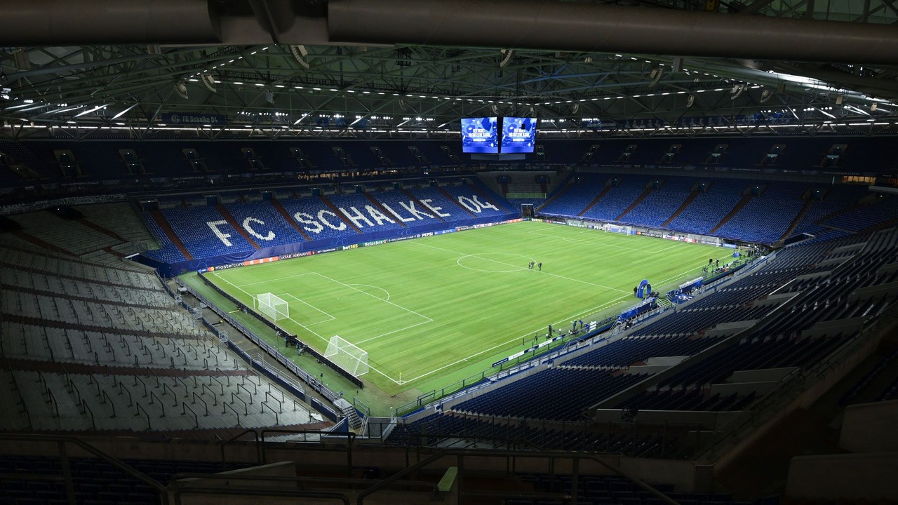 La pelouse et les tribunes à l'intérieur de la Veltins-Arena de Schalke