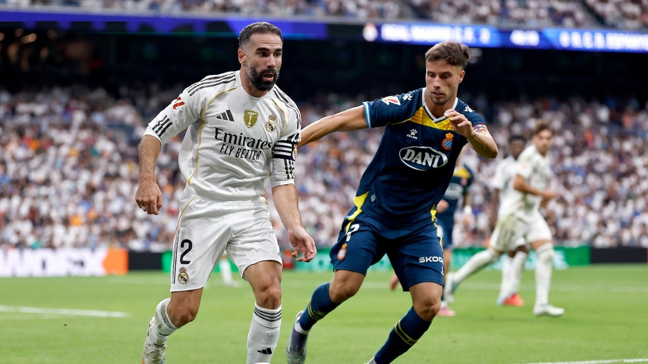 Real Madrid og Espanyol spillere kæmper om bolden