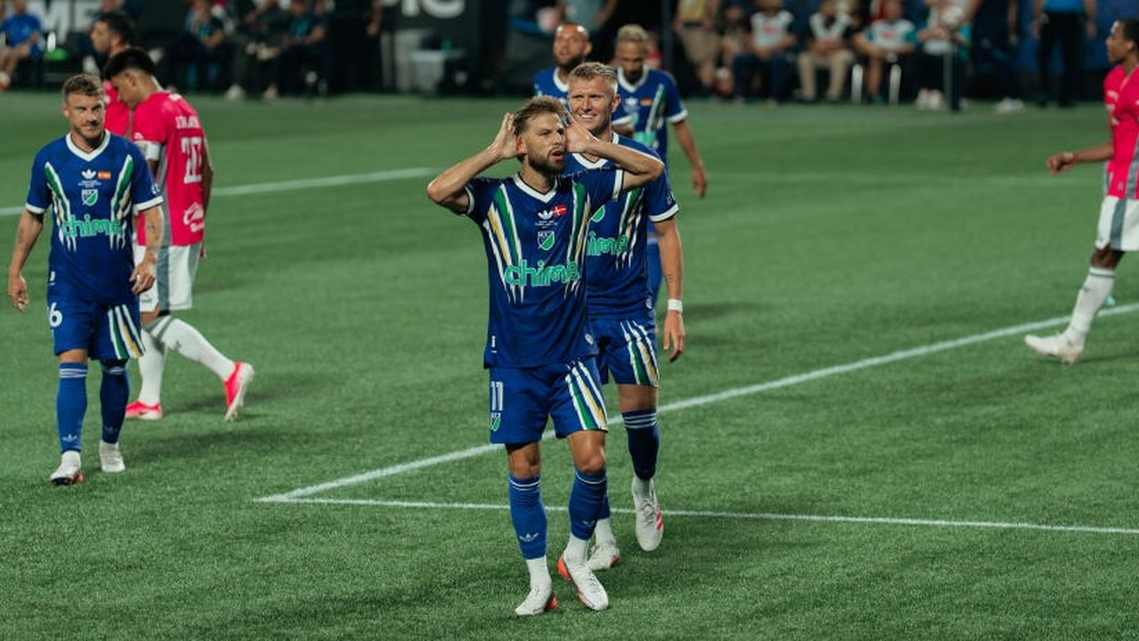 Jugadores de Chicago Fire y Charlotte compiten por el balón