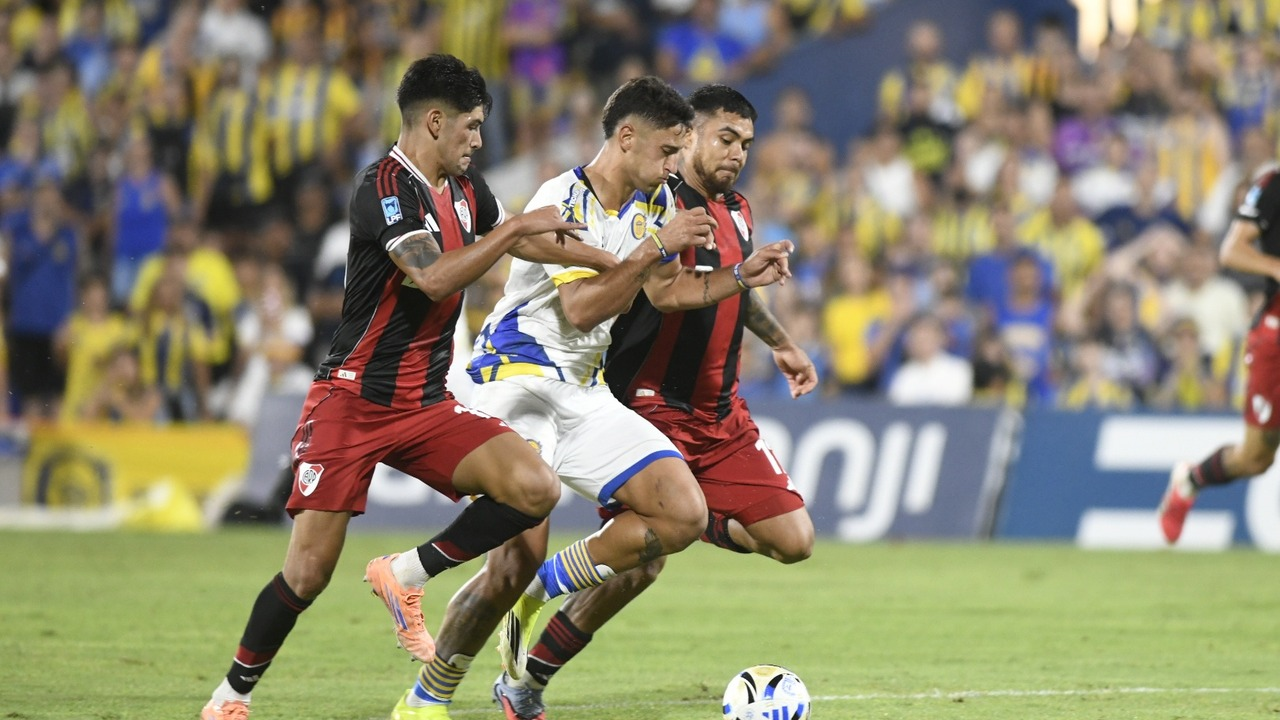 River Plate og Rosario Central-spillere jagter bolden