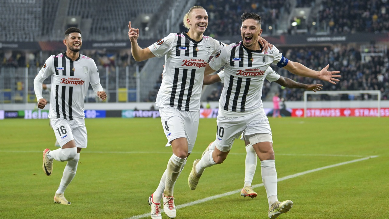 Jugadores del LASK se reúnen tras un partido