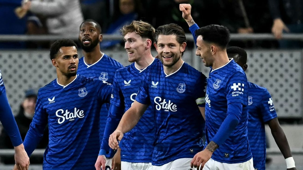 Evertonspelare firar tillsammans under en fotbollsmatch