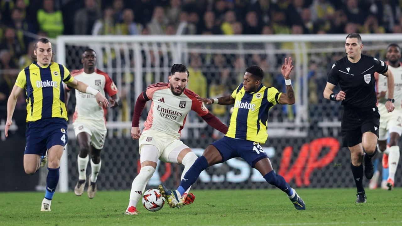Игроки Fenerbahce и Lyon борются за мяч