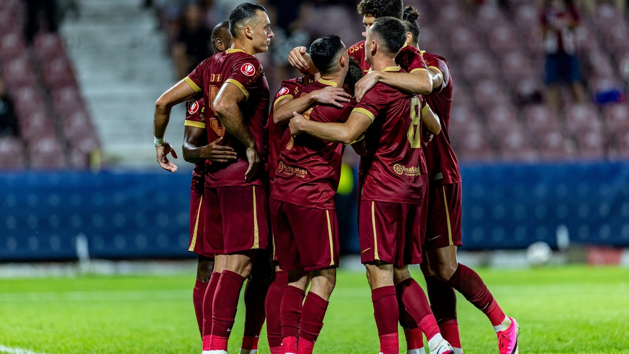 Jugadores del CFR Cluj forman un círculo antes de un partido de fútbol