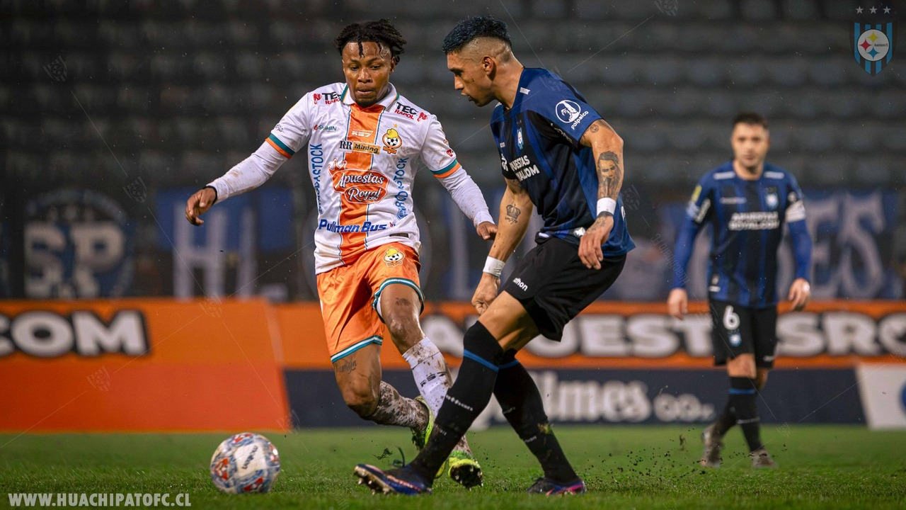 En Huachipato-spiller kæmper om bolden
