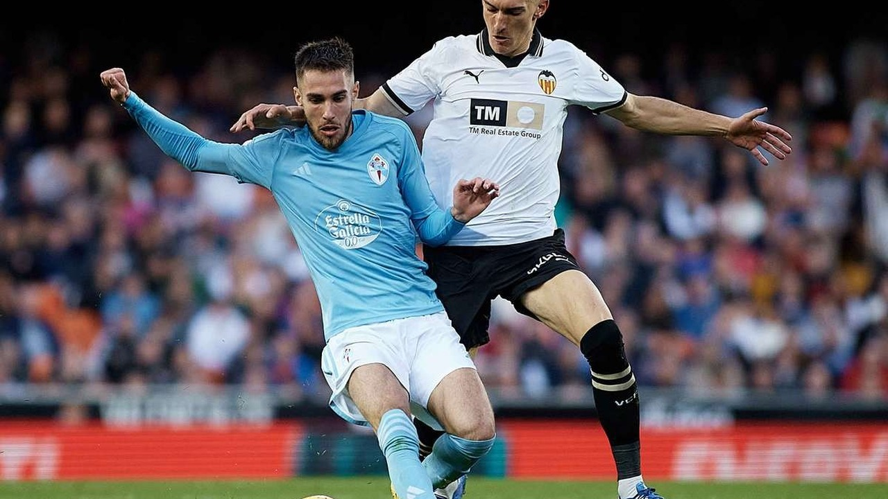 Celta-spelare flyttar bollen under en ligamatch