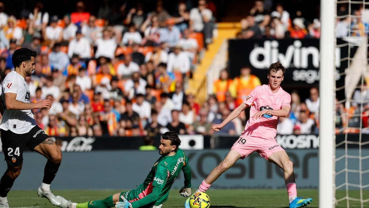 Valencia- och Celta-spelare utmanar om bollen på Mestalla