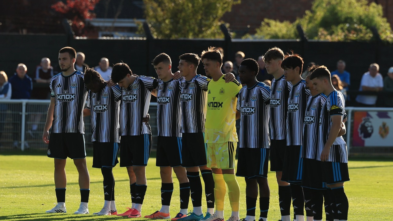 Newcastle Uniteds spelare står tillsammans före matchen