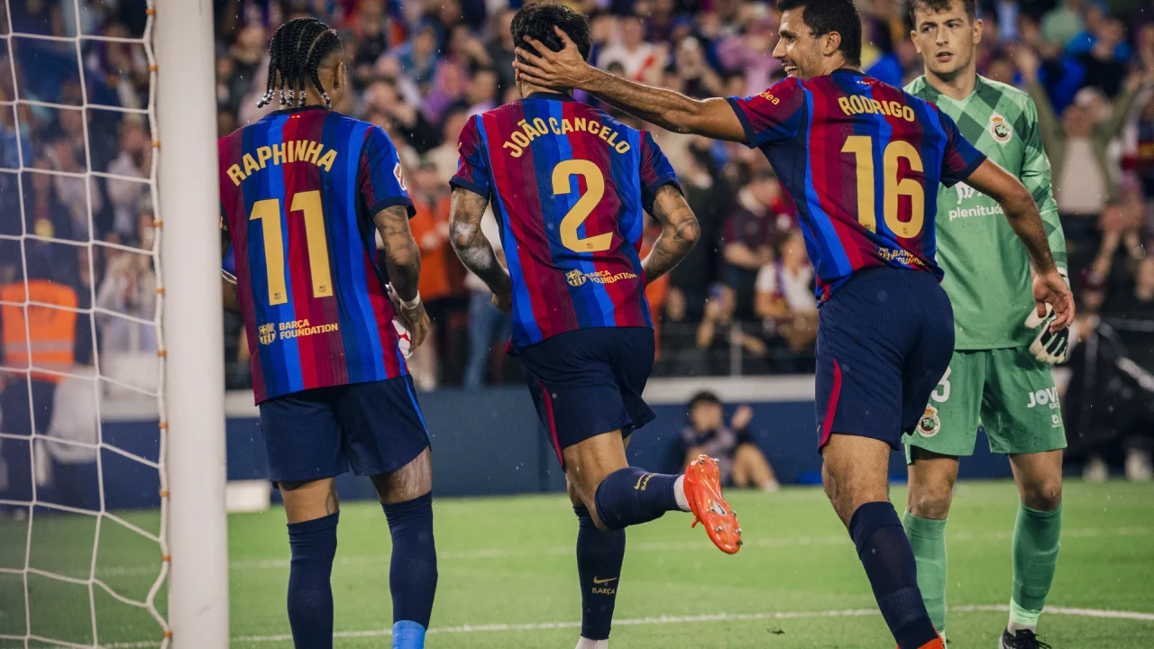 Barcelona slog Racing Santander 7-2, efter at gæsterne scorede to gange