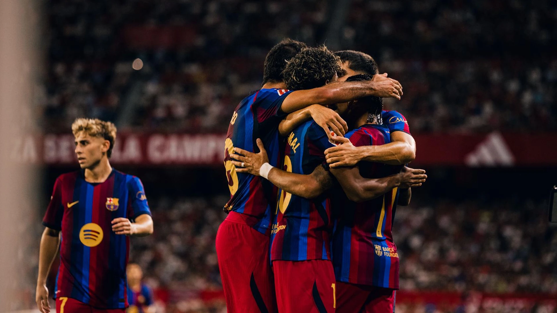 Raphinhas hattrick vender Barcelonas tidlige underskud til en 3-1-sejr i Sevilla