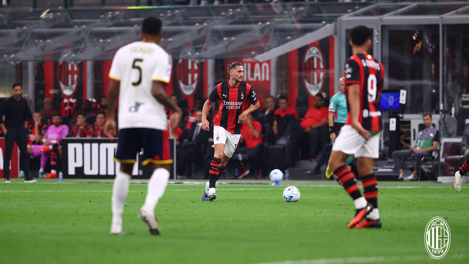 AC Milan slår Lecce 3-0, mens Pulisic, Rabiot og Moreira deler målene