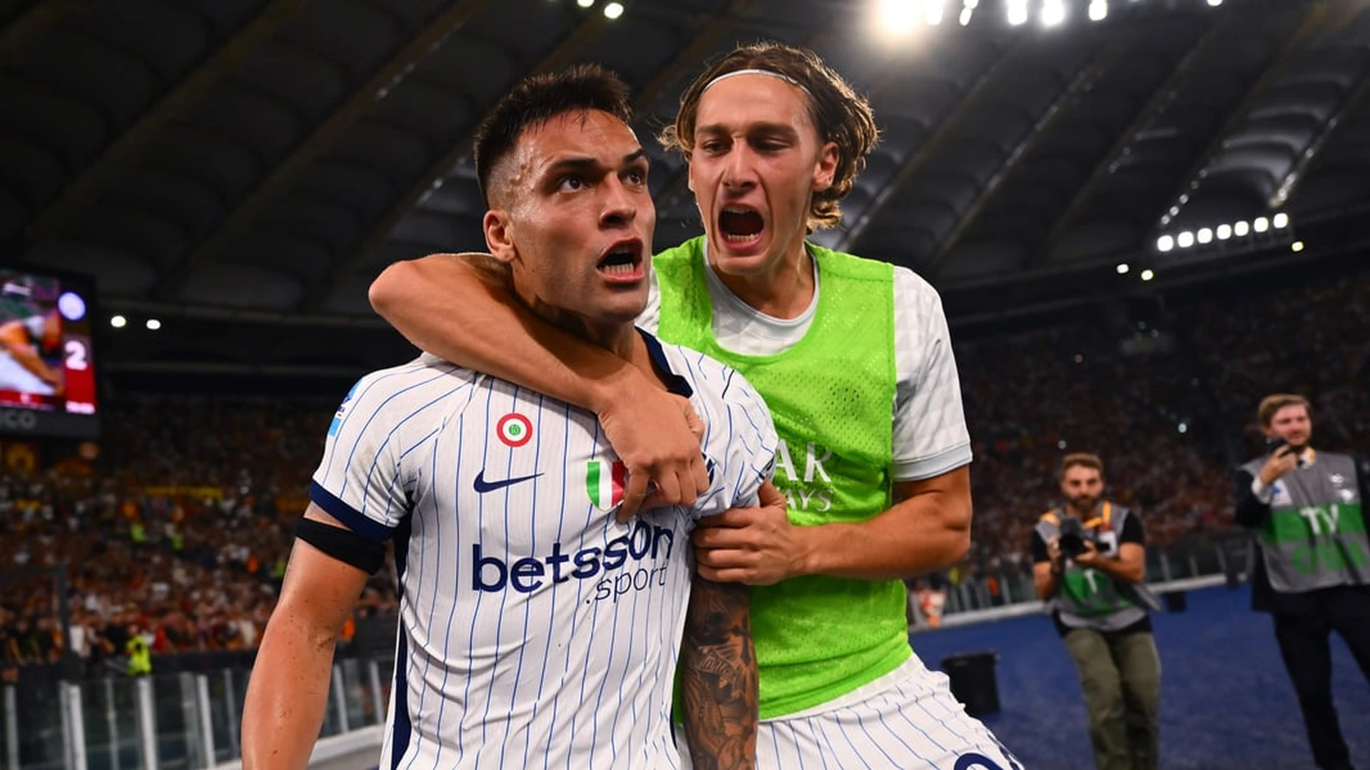 Lautaro Martínez fører Inter tilbage fra to mål bagud i 2-2-kampen mod Roma