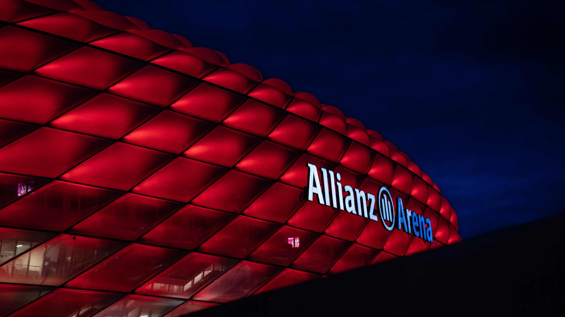 El exterior iluminado del Allianz Arena por la noche