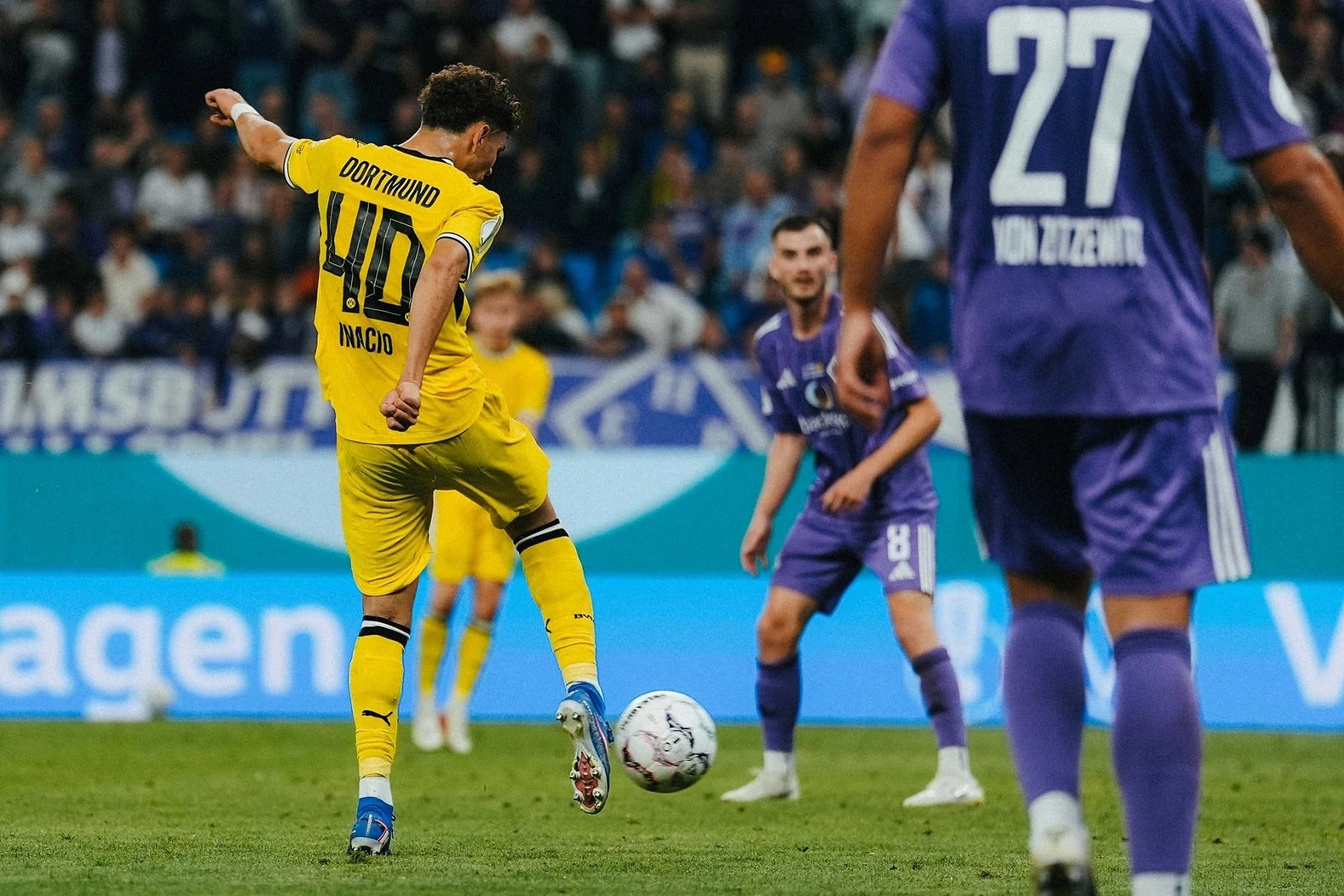 Samuele Inácio が Dortmund の忍耐強いカップ戦のスタートを5ゴールの勝利に変えるためのサポート画像