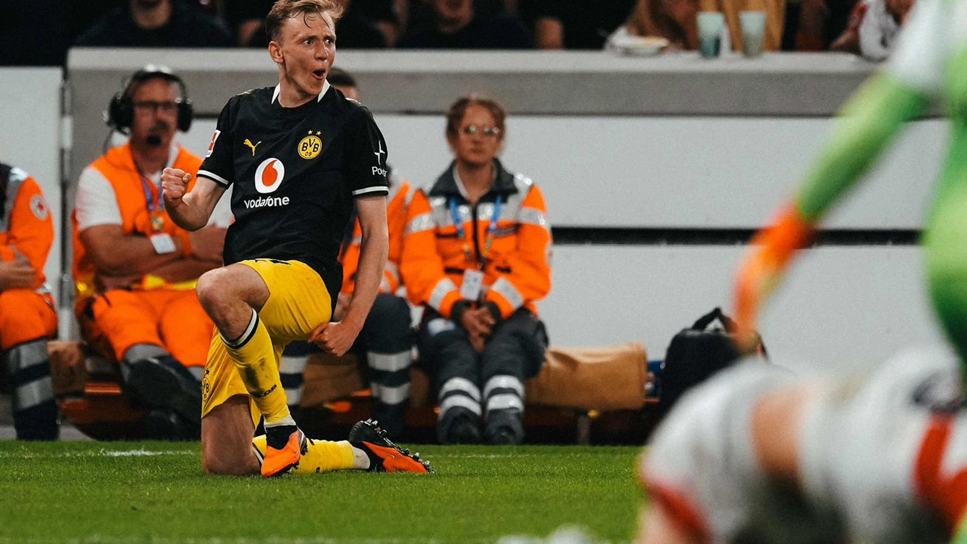 Borussia Dortmund protect a narrow lead to beat Stuttgart 1-0