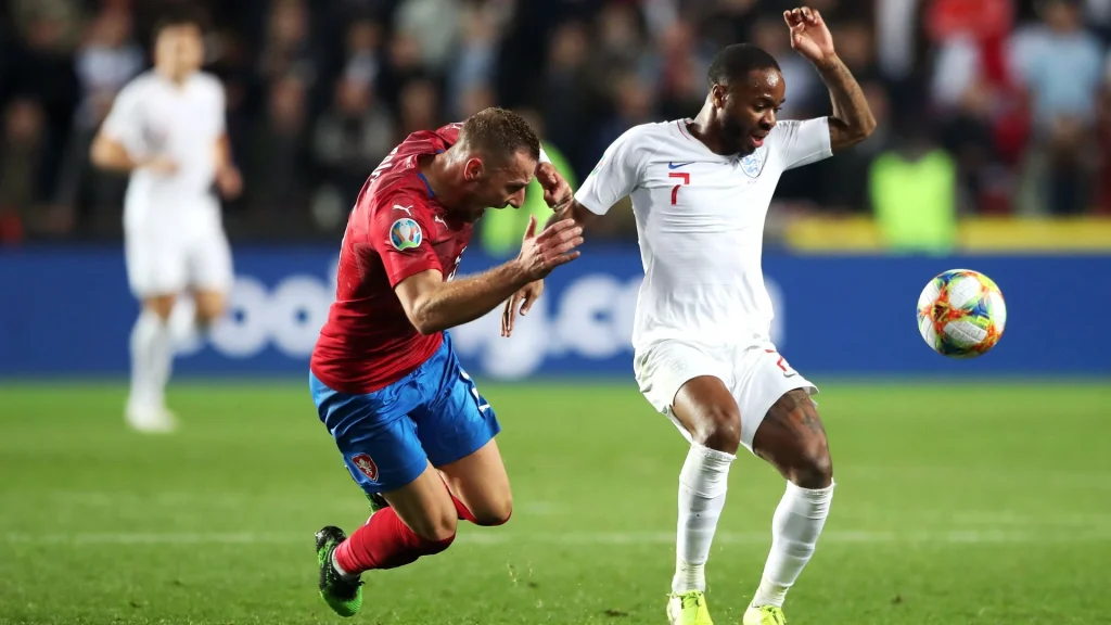 England answer their opening defeat with a controlled 2-0 win away to Czechia